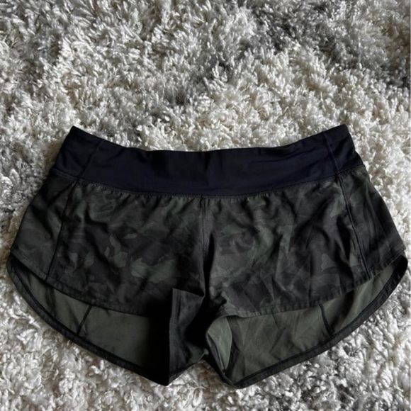 Lululemon Speed Up Short *2.5" Incognito Camo Multi Gator Green / Black - Picture 1 of 3